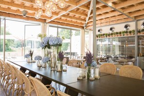 2 restaurantes; se sirven desayunos, almuerzos, cenas y cocina francesa 