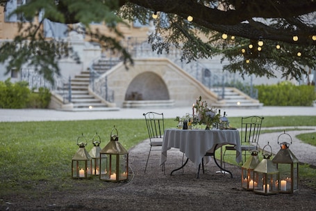 2 restaurants, breakfast, lunch, dinner served; French cuisine. Château de Fonscolombe - Relais & Châteaux