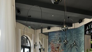 3 か所のレストラン : ランチ、ディナーに営業