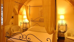 A room with a bed, two chairs, a table, and a lamp. - The Olive Inn (Lesina)