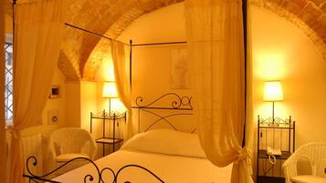 Double Room Single Use | In-room safe, desk, cribs/infant beds, rollaway beds