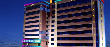 Fassade der Unterkunft – Abend/Nacht