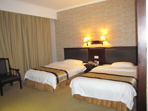 Escritorio, cortinas blackout y tabla de planchar con plancha 