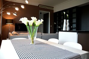 Deluxe Apartment, 1 Bedroom, City View | In-room dining