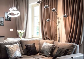 Leilighet – deluxe, 1 soverom, byutsikt | Oppholdsrom | En 40-tommers Flatskjerm-TV med kabel-kanaler samt TV