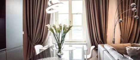 디럭스 아파트, 침실 1개, 시내 전망 | 객실 내 식사 공간