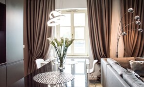 Leilighet – deluxe, 1 soverom, byutsikt | Spiseområde på rommet