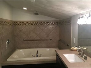 Suite, 1 très grand lit, salle de bains privée (Yellow Suite)