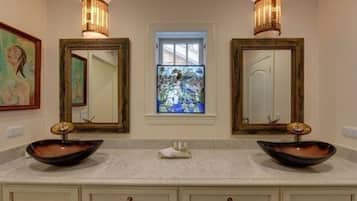Deluxe Room, Private Bathroom (Treetops) | Bathroom | Rainfall showerhead, hair dryer, towels