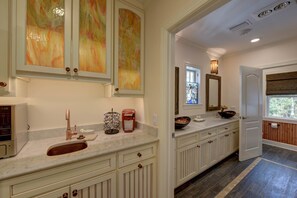 Deluxe Room, Private Bathroom (Treetops) | Bathroom | Rainfall showerhead, hair dryer, towels - The Grey Owl Inn (St. Simons Island)