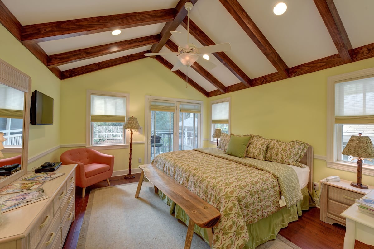 Basic Room, Private Bathroom (Palm Court) | Iron/ironing board (on request), WiFi (free), bed sheets