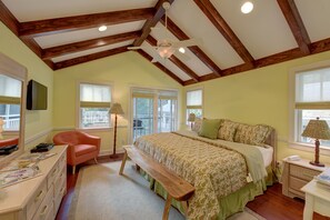 Basic Room, Private Bathroom (Palm Court) | Iron/ironing board, free WiFi, bed sheets - The Grey Owl Inn (St. Simons Island)