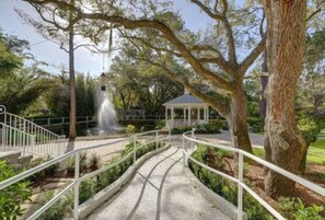 Property grounds - The Grey Owl Inn (St. Simons Island)