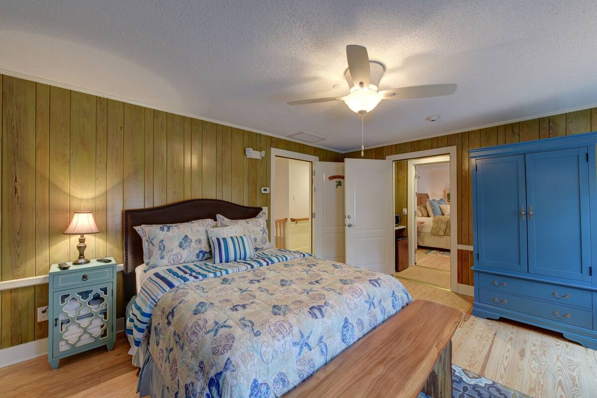 Room, Private Bathroom (Owl's Roost and Frog Hollow adjorning) | Iron/ironing board (on request), WiFi (free), bed sheets