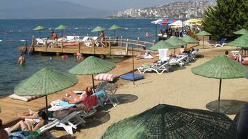 Plage privée, chaises longues, parasols