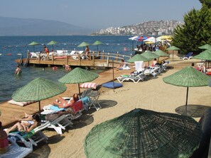 Playa privada, camastros y sombrillas