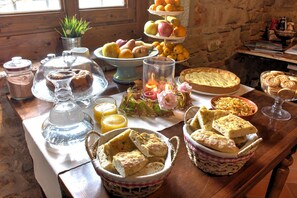 Tägliches inbegriffenes kontinentales Frühstück