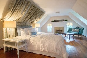 Room (Hackberry Retreat)