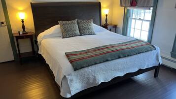 Phòng, phòng tắm riêng (Bear Room) | Chăn bông, bàn ủi/dụng cụ ủi quần áo