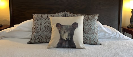 Chambre, salle de bains privée (Bear Room) | Couette en duvet d'oie, fer et planche à repasser, Wi-Fi gratuit