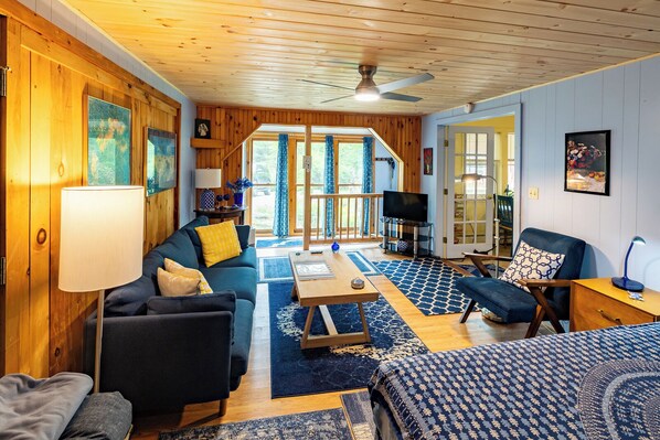 Televisión de pantalla plana, reproductor de DVD, estación para iPod