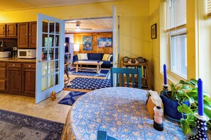 Televisión de pantalla plana, reproductor de DVD, estación para iPod