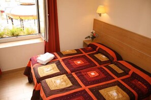 Twin Room | Desk, free cots/infant beds, free WiFi - Musika Plaza Pentsioa (Zarautz)