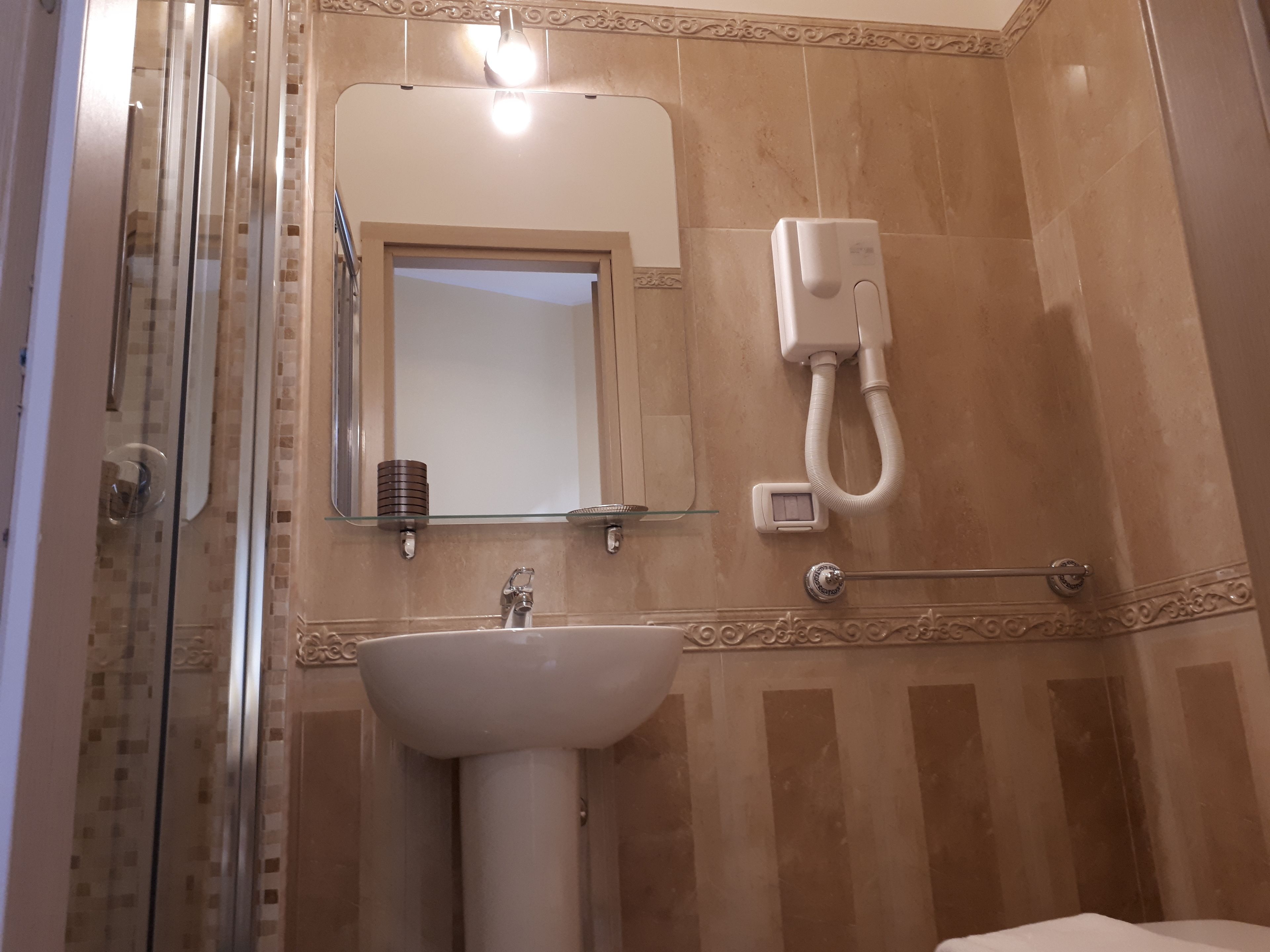 single room | bathroom | free toiletries, hair dryer, towels