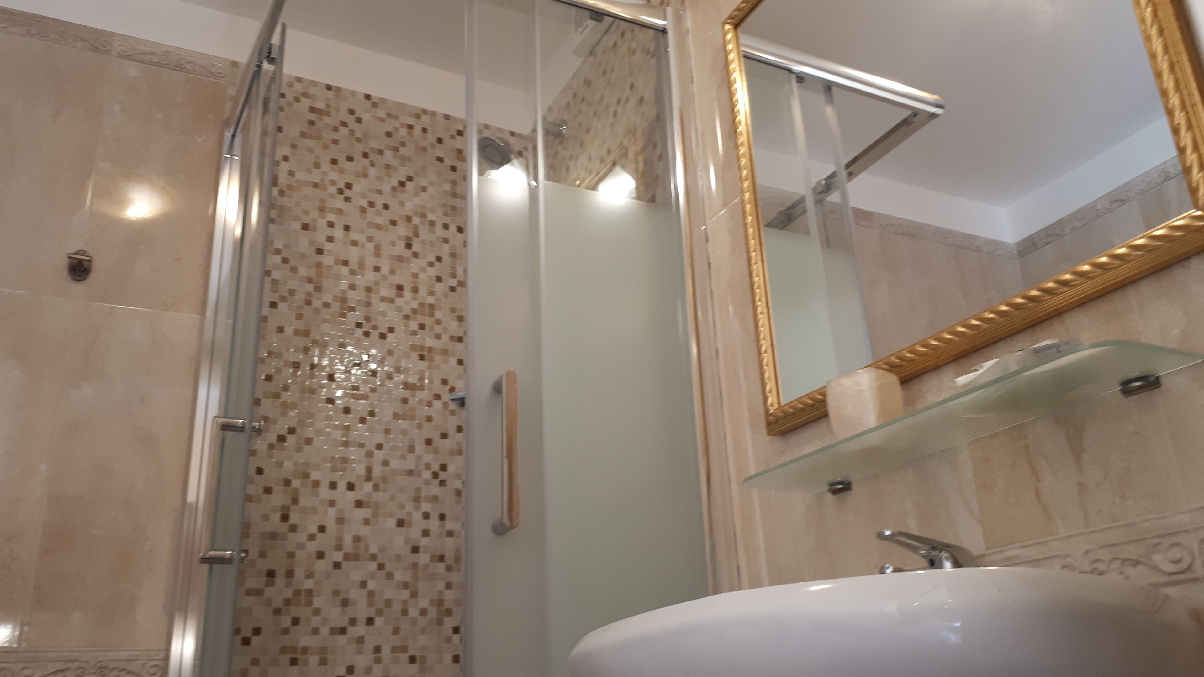 triple room | bathroom | free toiletries, hair dryer, towels