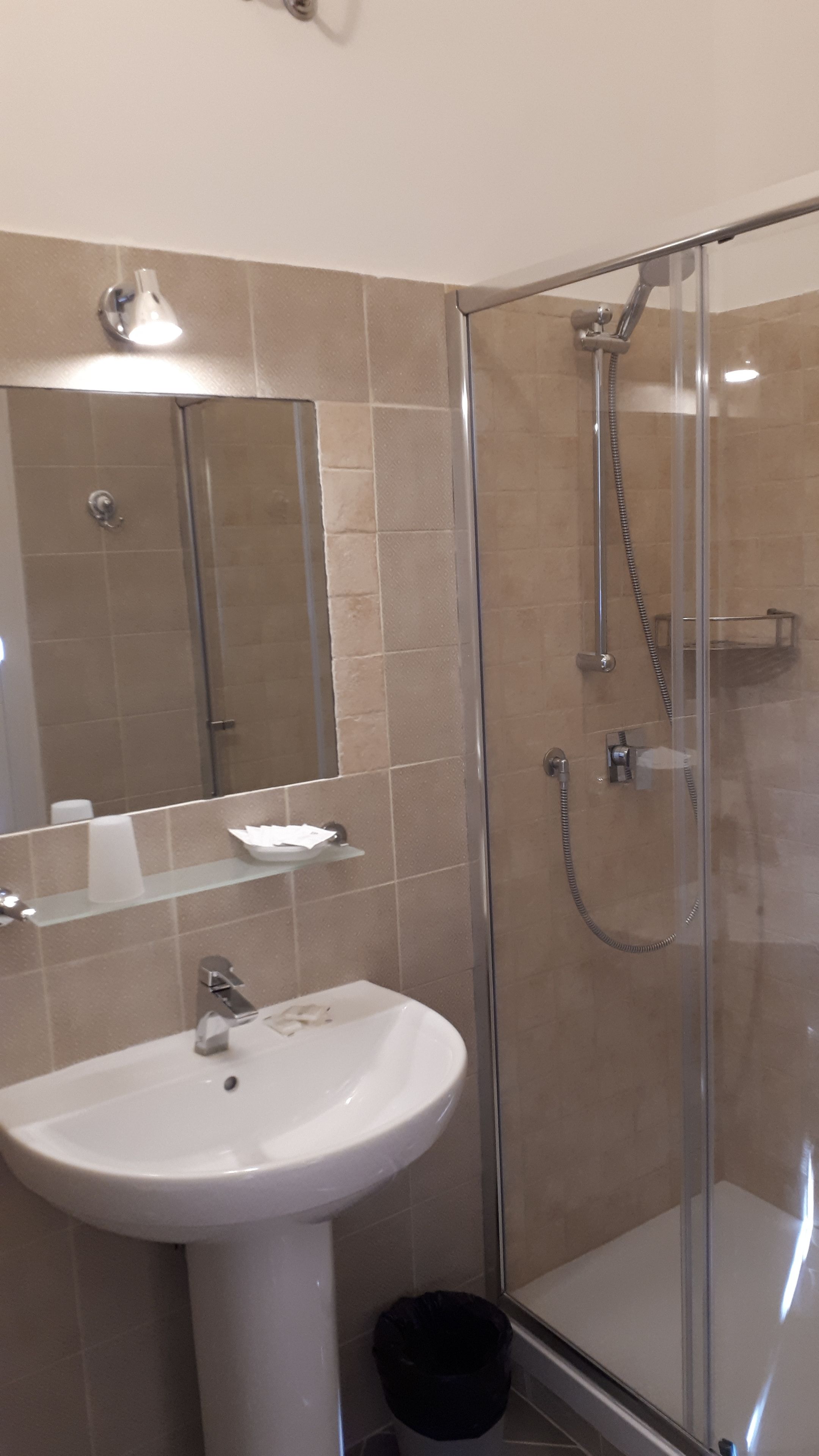triple room | bathroom | free toiletries, hair dryer, towels