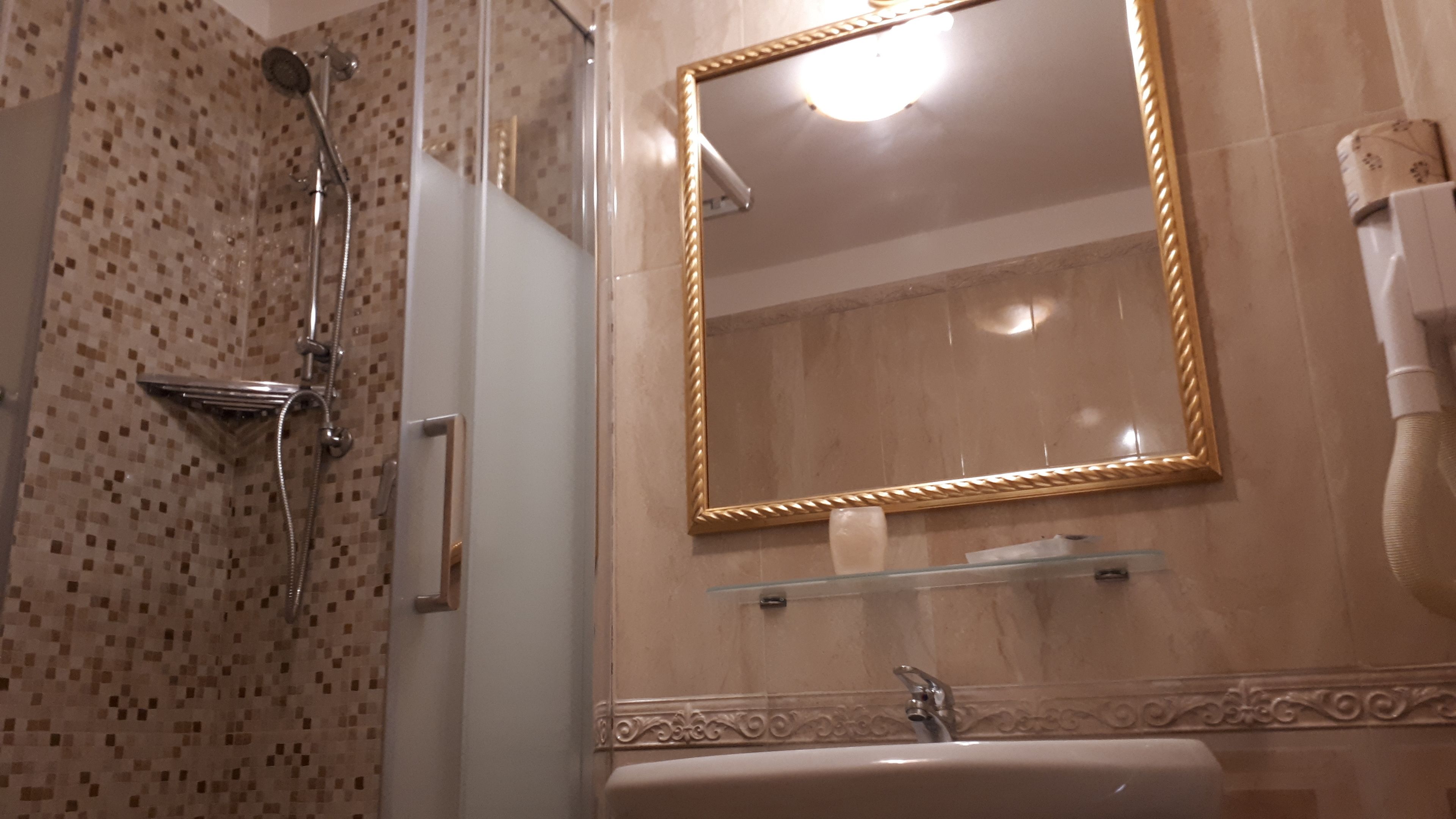 triple room | bathroom | free toiletries, hair dryer, towels