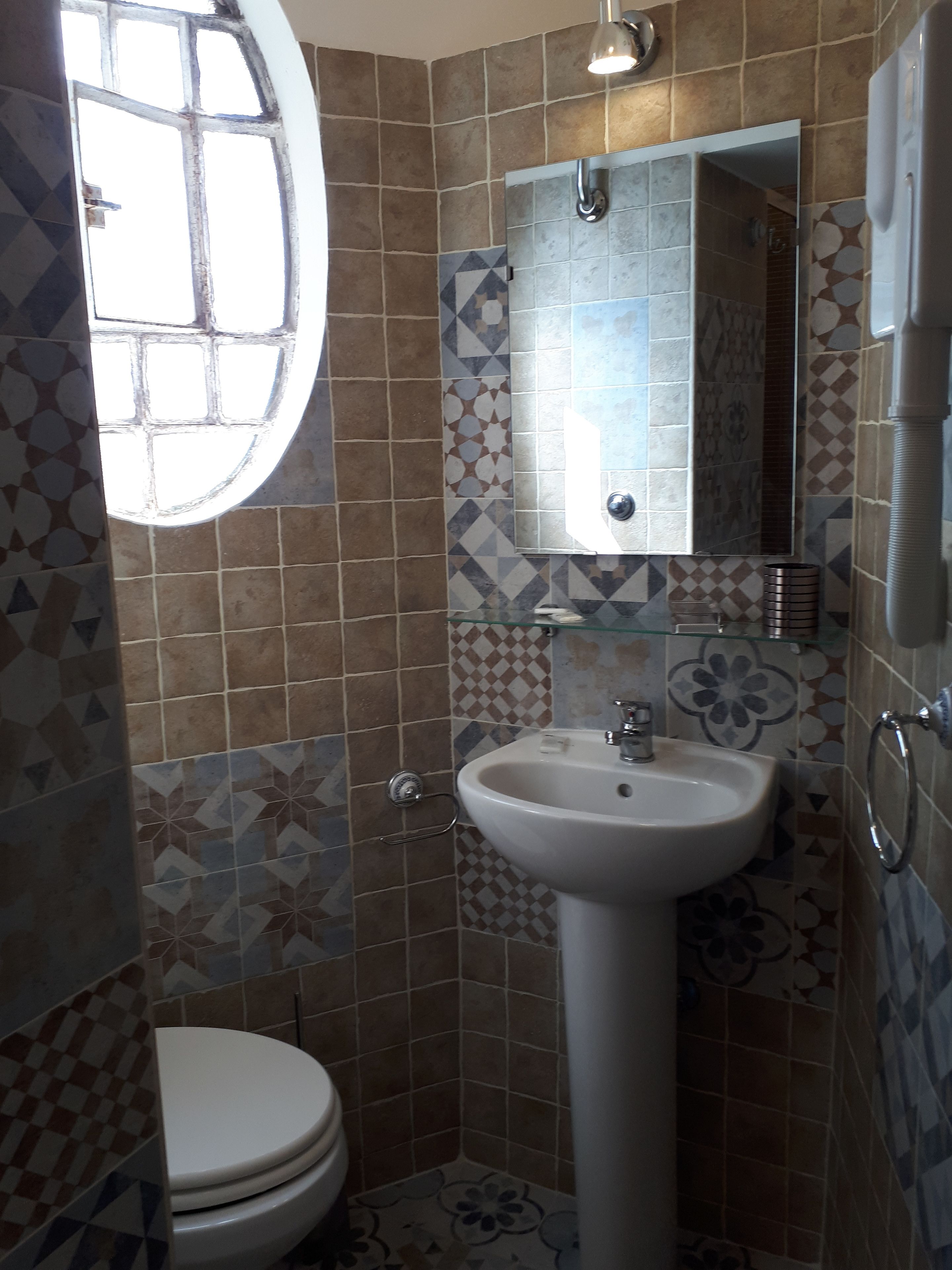 double room | bathroom | free toiletries, hair dryer, towels