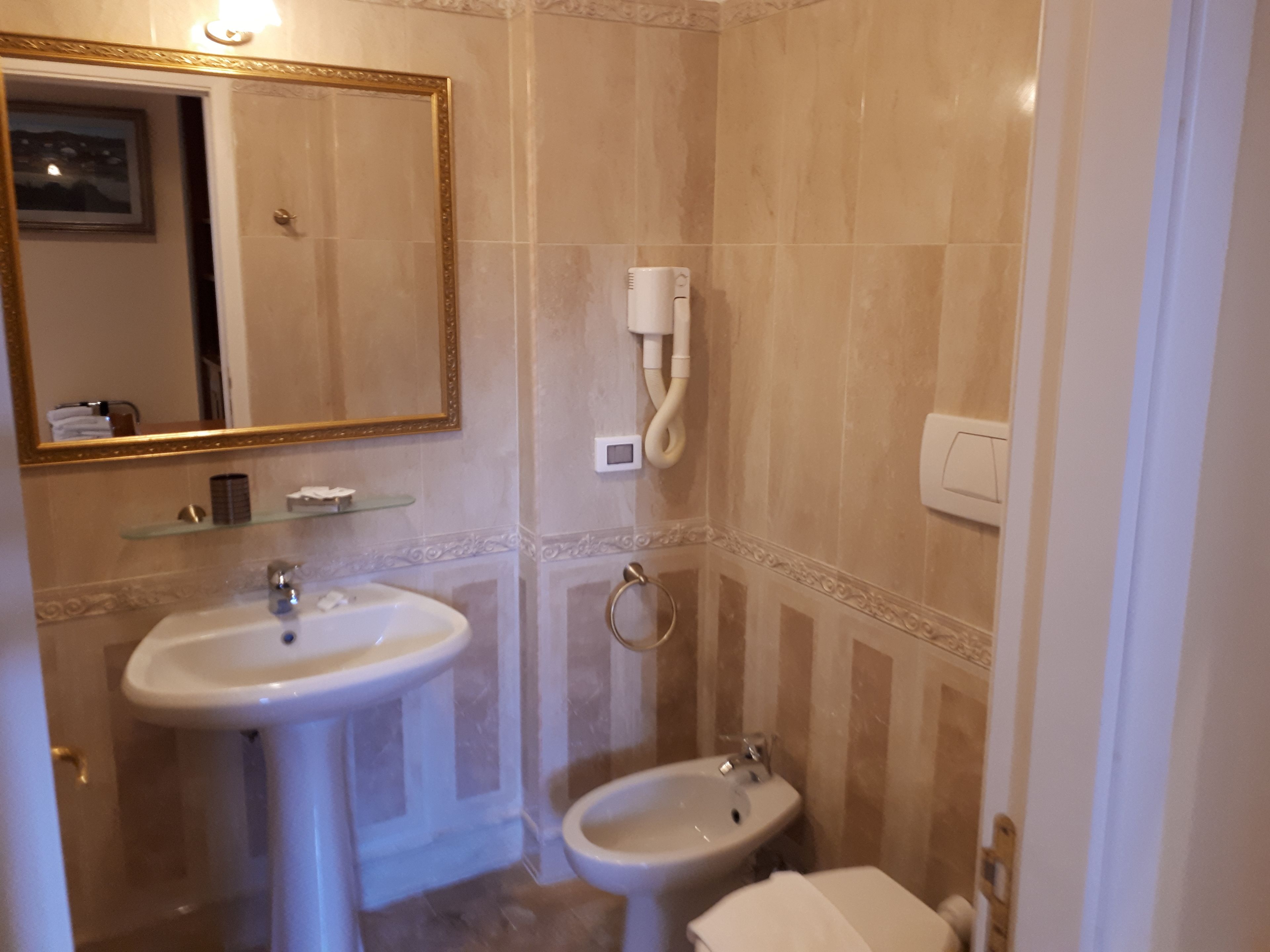 twin room | bathroom | free toiletries, hair dryer, towels