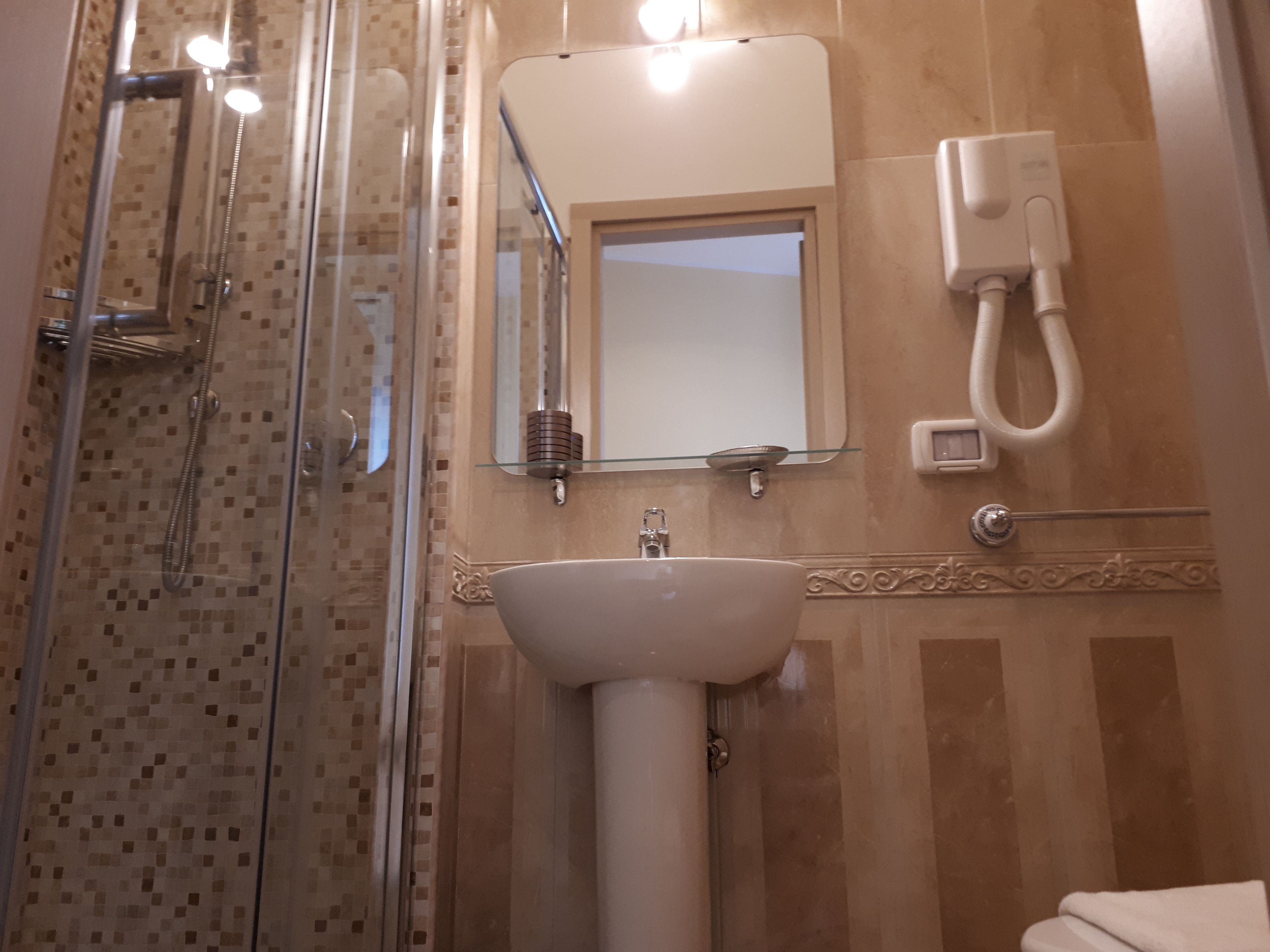single room | bathroom | free toiletries, hair dryer, towels