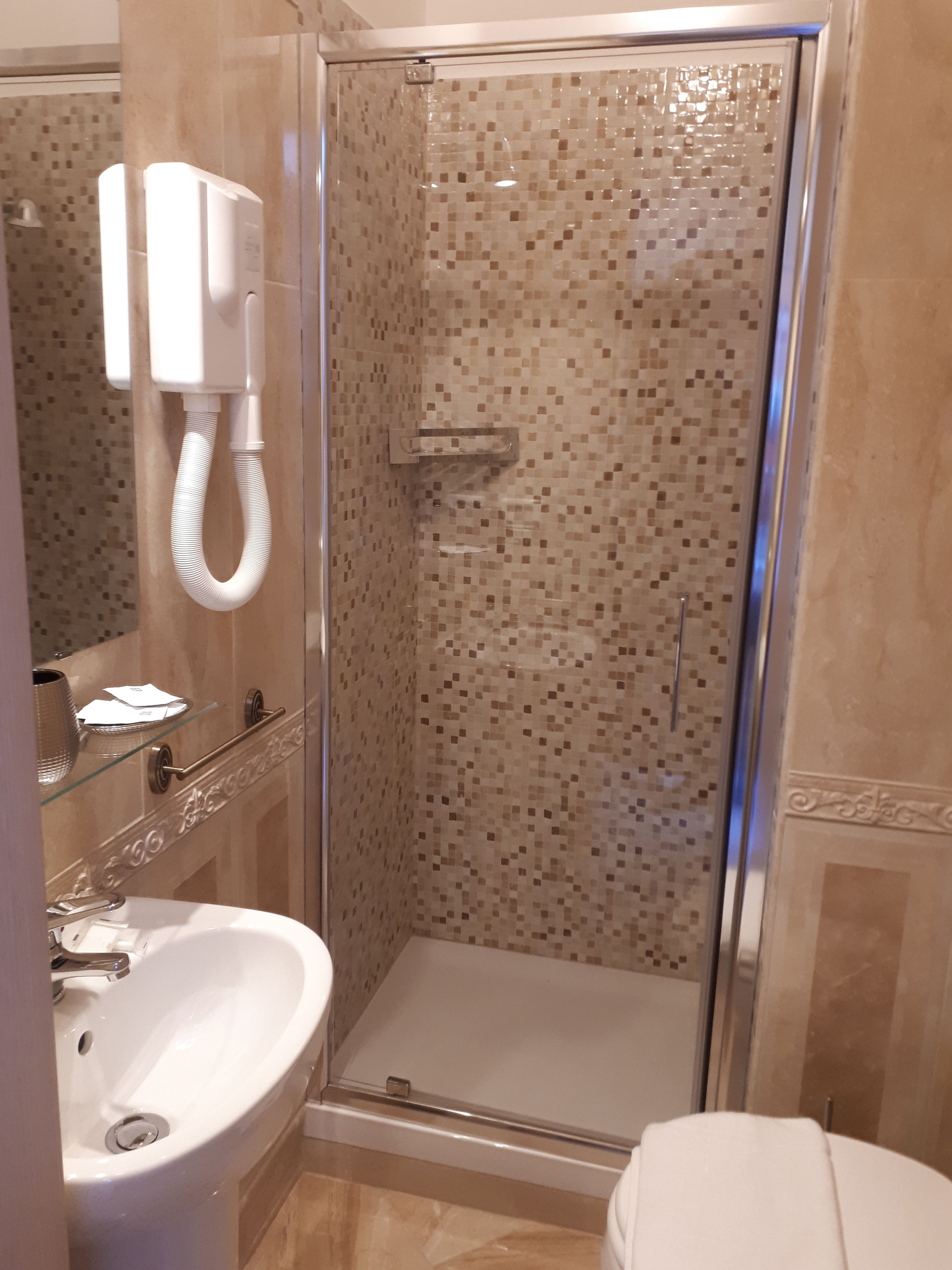 single room | bathroom | free toiletries, hair dryer, towels