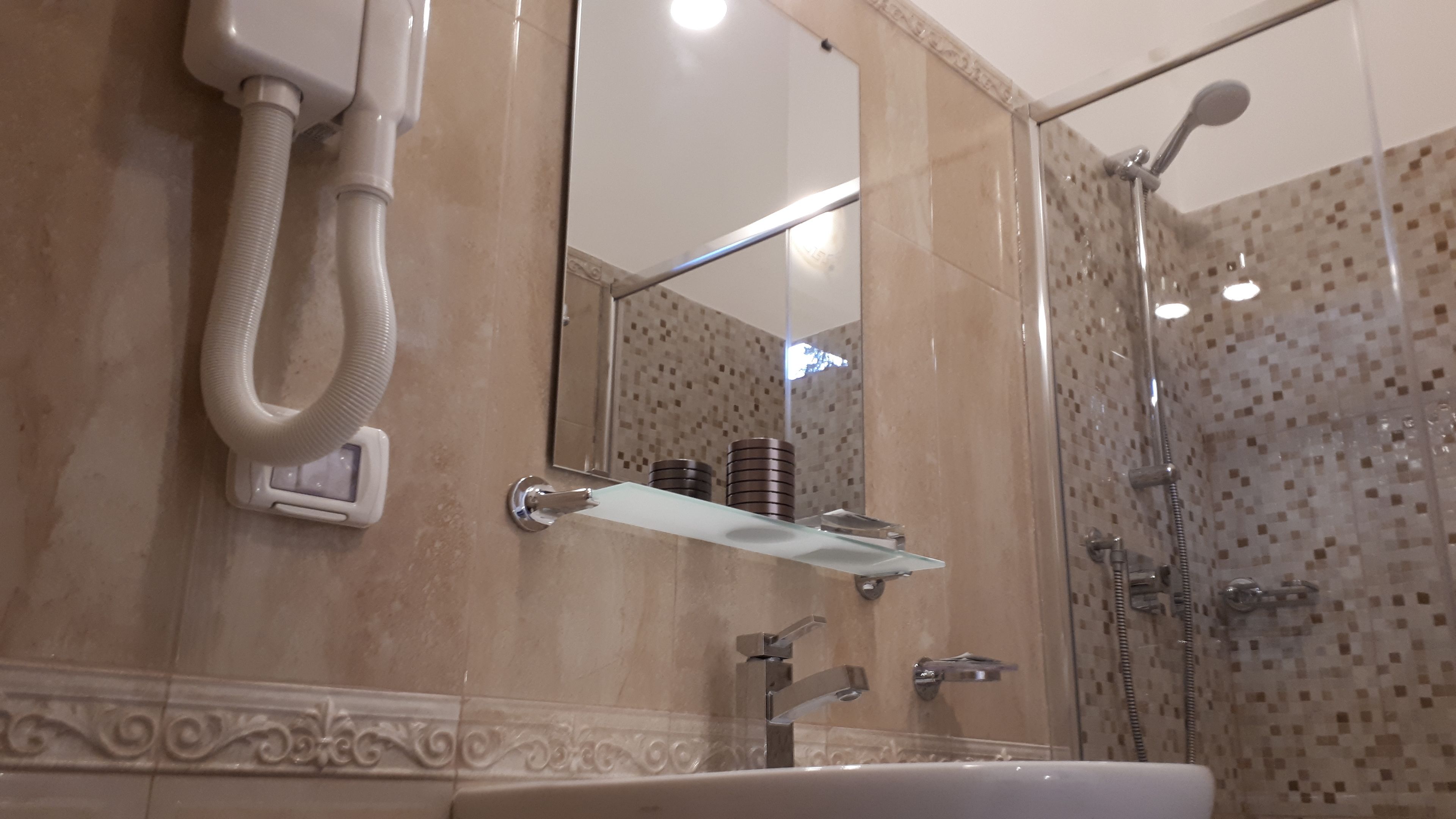 triple room | bathroom | free toiletries, hair dryer, towels