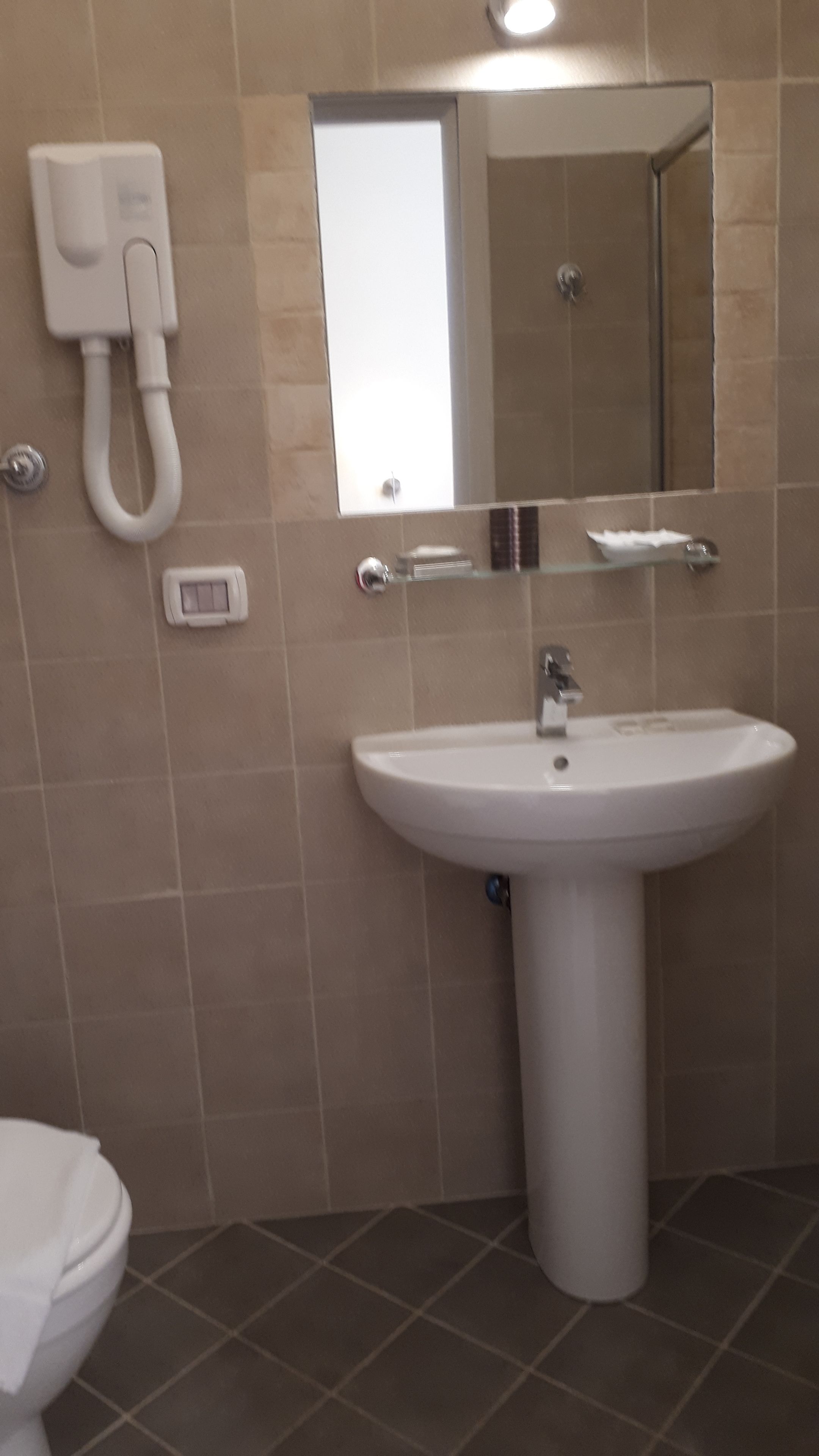 triple room | bathroom | free toiletries, hair dryer, towels