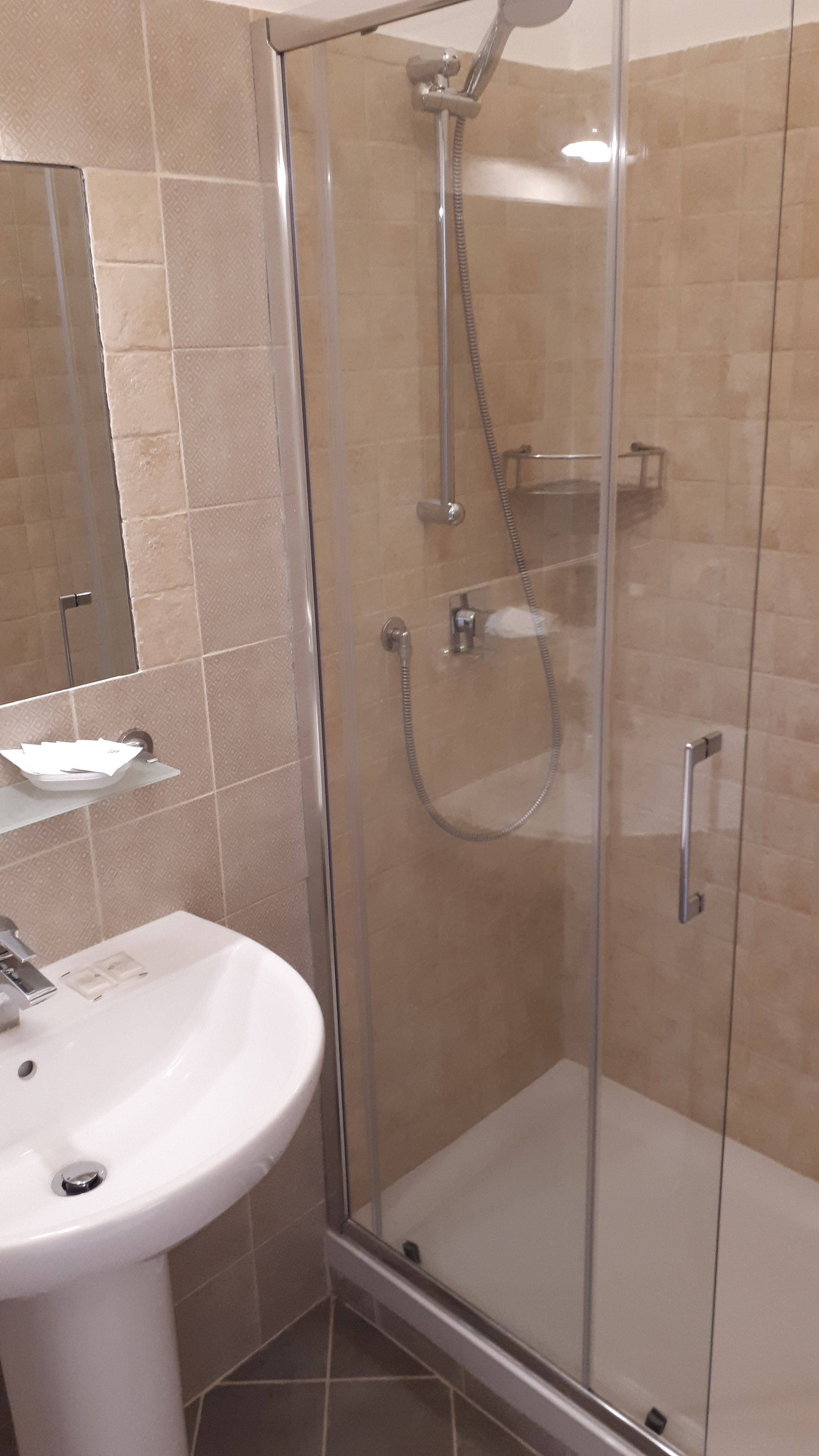 triple room | bathroom | free toiletries, hair dryer, towels