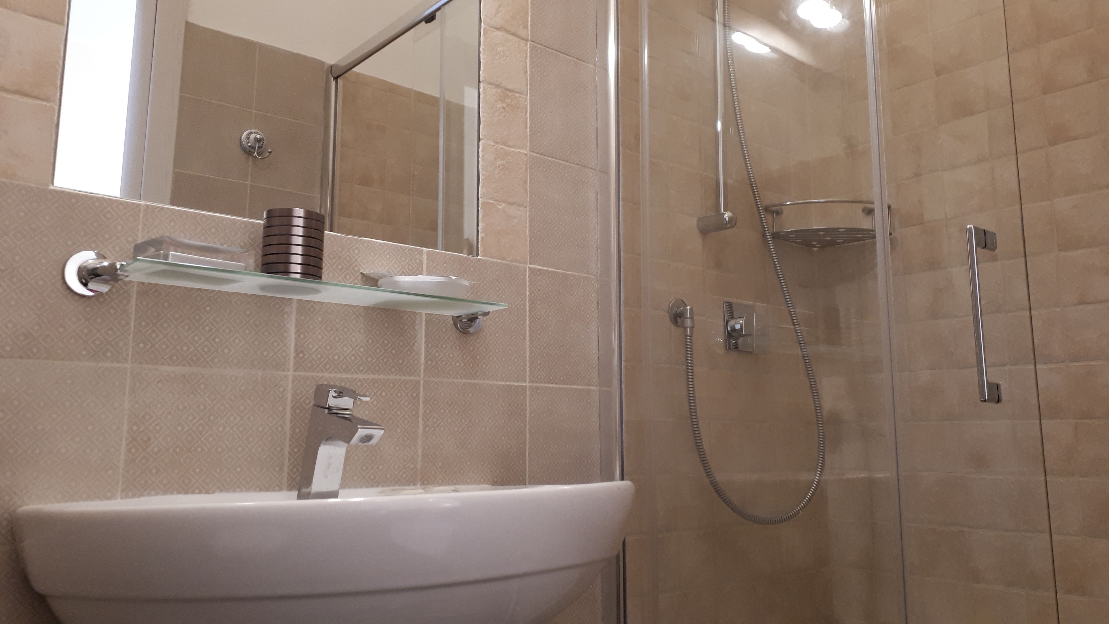 triple room | bathroom | free toiletries, hair dryer, towels