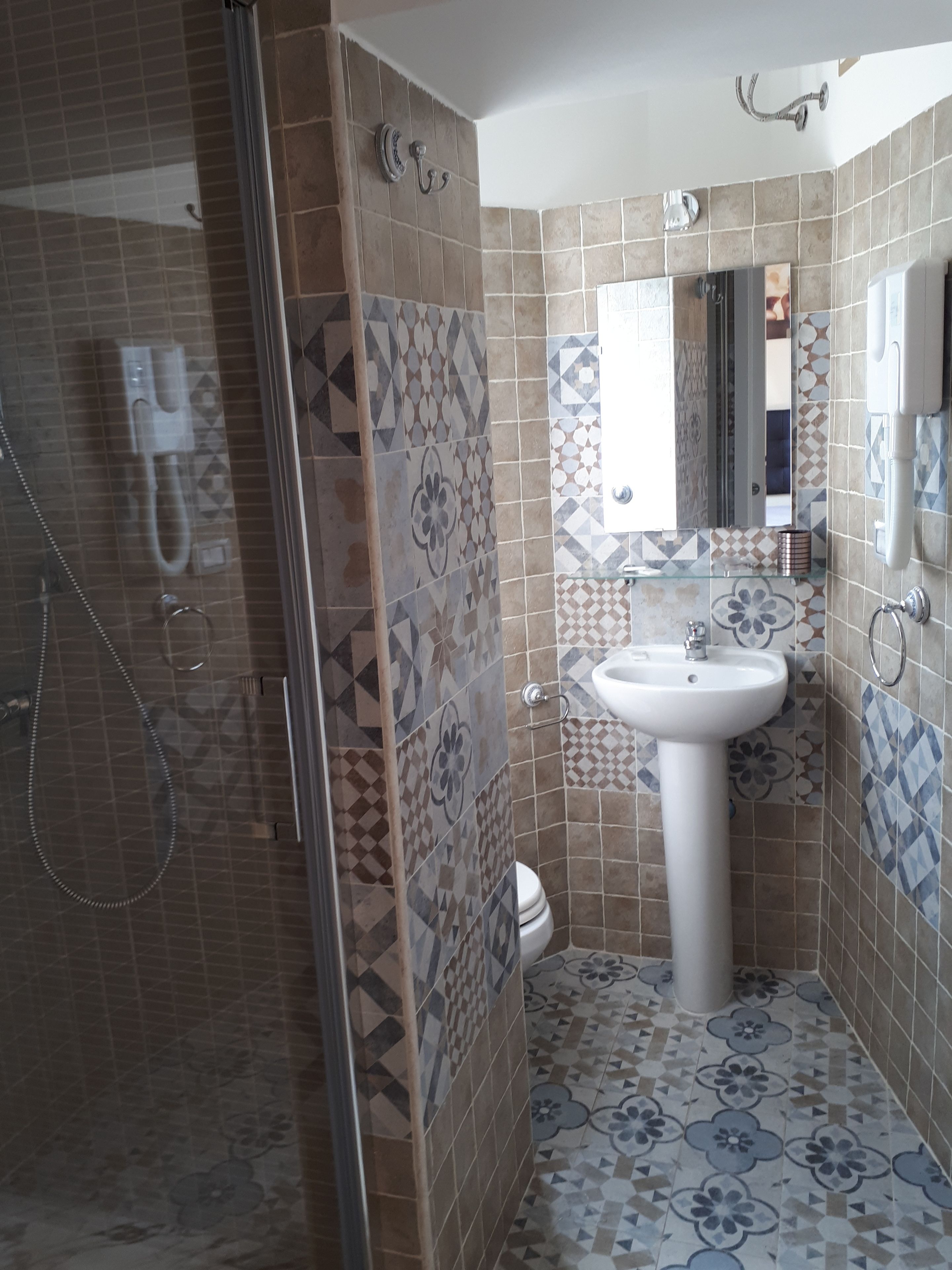 double room | bathroom | free toiletries, hair dryer, towels