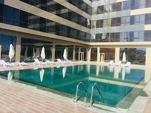 Piscina coperta, piscina stagionale all'aperto