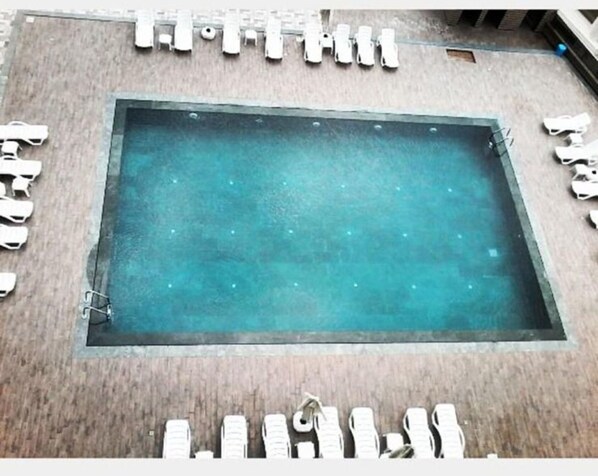Piscina coperta, piscina stagionale all'aperto