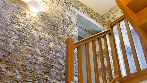 A wooden staircase with a stone wall on one side. - L'hôtellerie de La toile à beurre (Ancenis-Saint-Géréon)