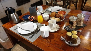 供应午餐和晚餐,法国菜