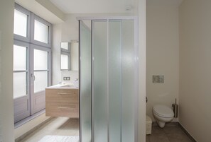 Tweepersoonskamer, keuken | Badkamer | Een douche, gratis toiletartikelen, een haardroger, handdoeken