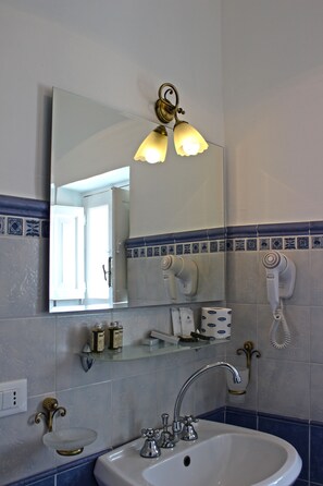 Superior Double Room | Bathroom | Shower, free toiletries, hair dryer, bathrobes