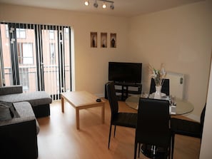 럭셔리 아파트, 침실 1개 | 거실 | 디지털 채널 시청이 가능한 40인치 평면 TV, TV