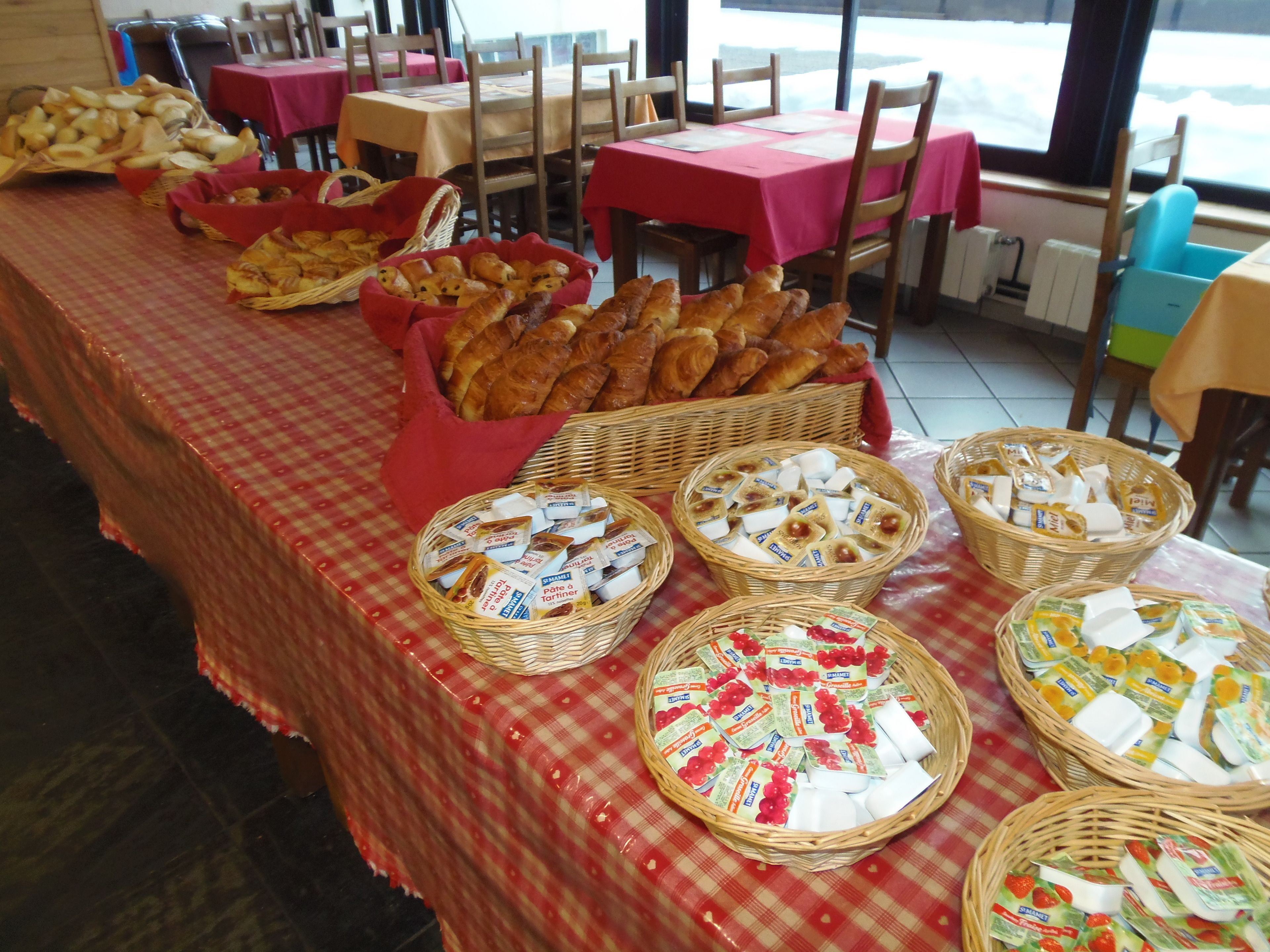 Petit déjeuner buffet (10.00 EUR par personne)