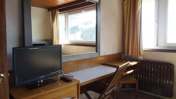 Habitación estándar | Área de sala de estar | Televisión de pantalla plana
