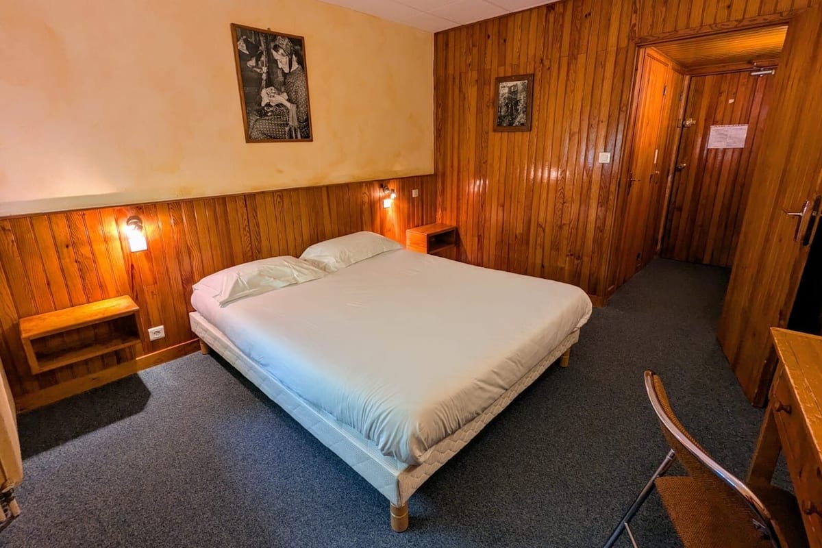Eenvoudige tweepersoonskamer, 1 tweepersoonsbed | Een bureau, een strijkplank/strijkijzer, gratis wifi, beddengoed
